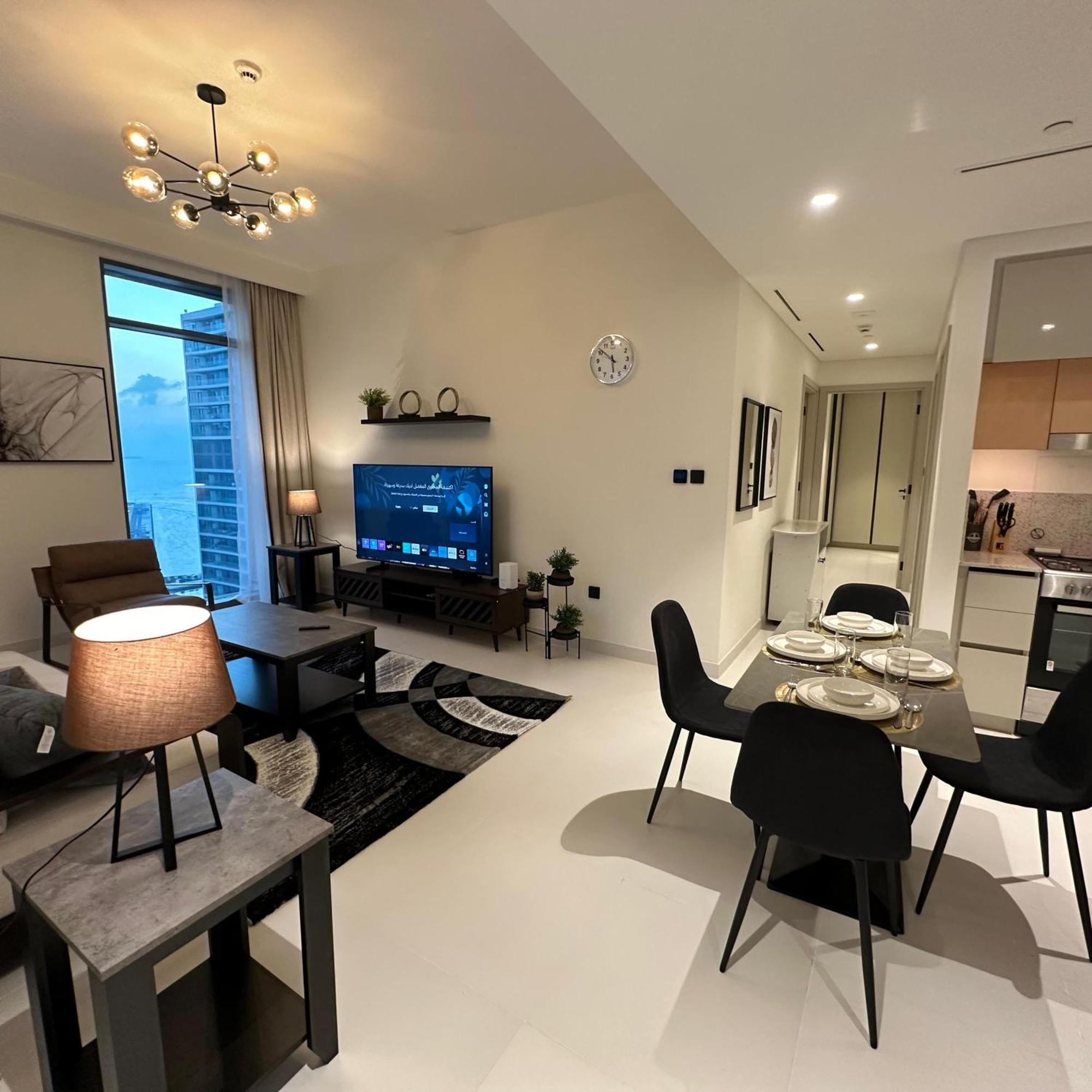 Amakin Beachfront Palm Jumeirah Marina Vista 2 Apartment